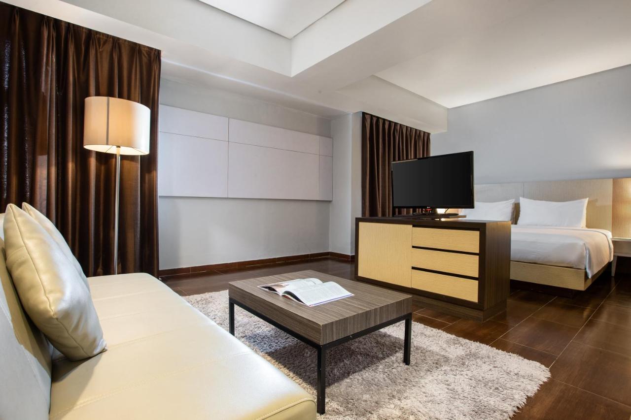 Hotel Santika Depok Exterior photo