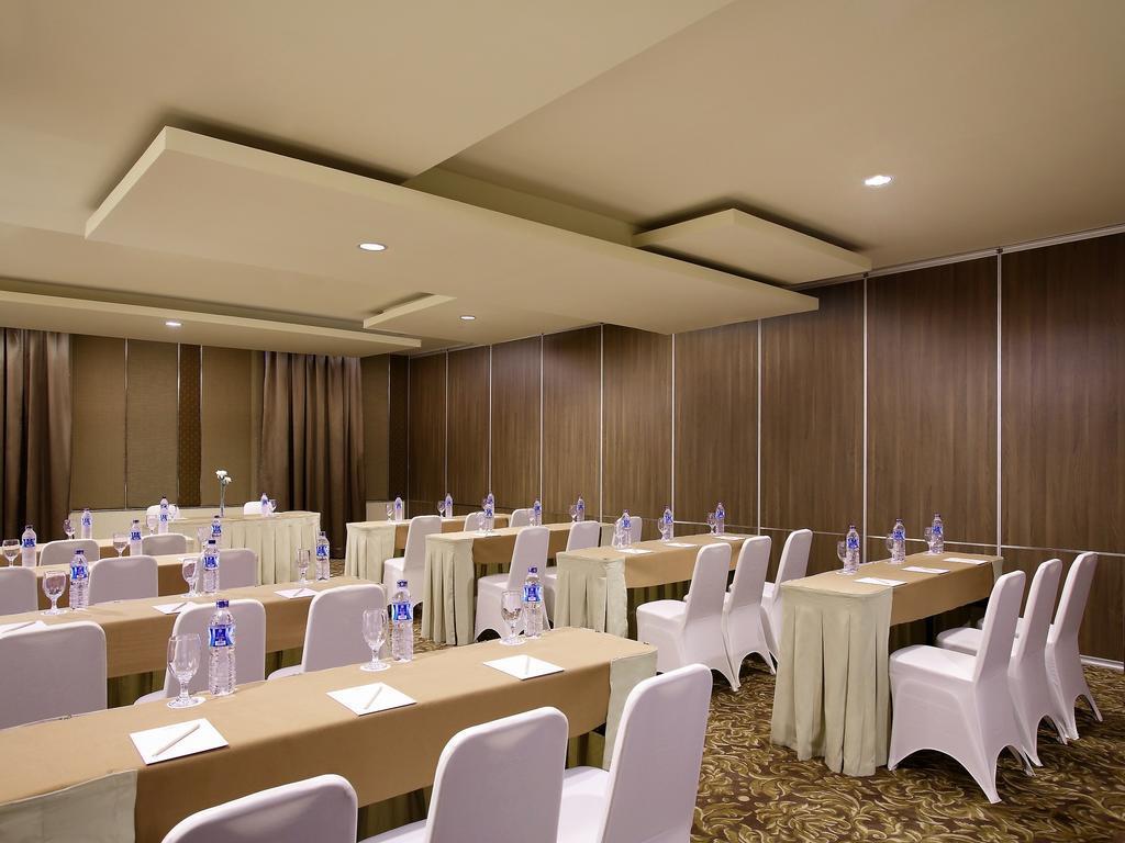Hotel Santika Depok Exterior photo