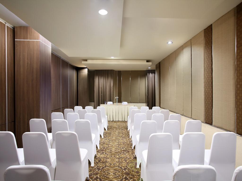 Hotel Santika Depok Exterior photo