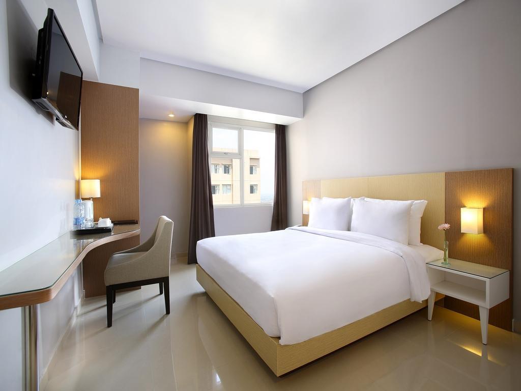 Hotel Santika Depok Exterior photo
